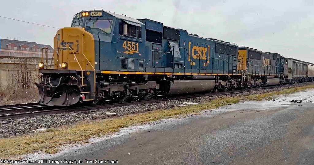 CSX 4551 leads G782.